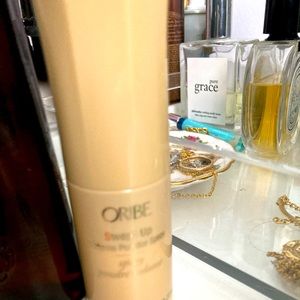 Oribe swept up volume powder spray